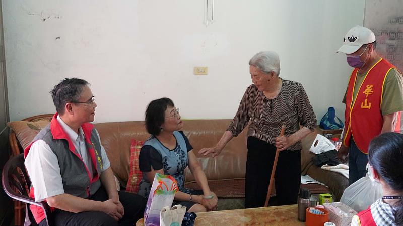 育達科技大學吳菊校長問候造橋鄉長輩