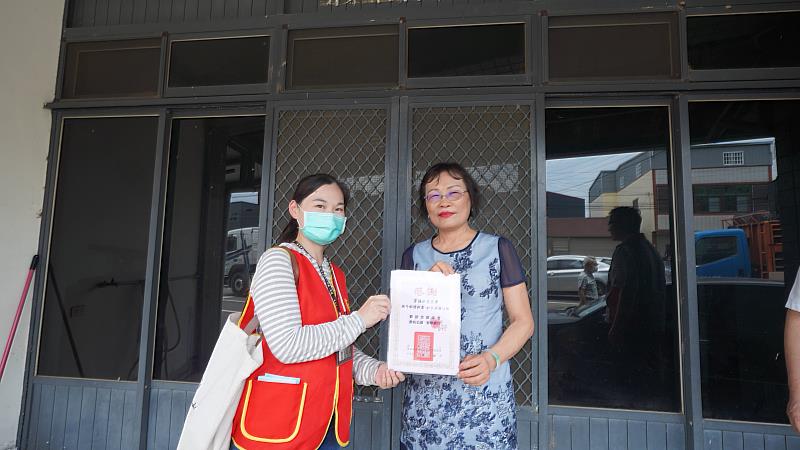 華山基金會造橋站楊宜蓁站長贈送感謝狀予育達科技大學吳菊校長