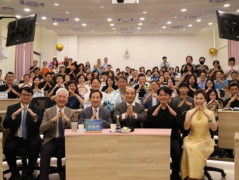 東海校長張國恩表示：「王院長以一生實踐『治國』，如今親自帶領學生學習『治人』，這是一場深刻的價值傳承。」