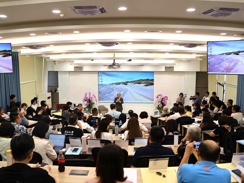 王金平獲聘為東海大學講座教授重返教育現場，第一門學分課以《國會管理的演繹》為題，將一甲子的政治治理經驗濃縮進課堂中。