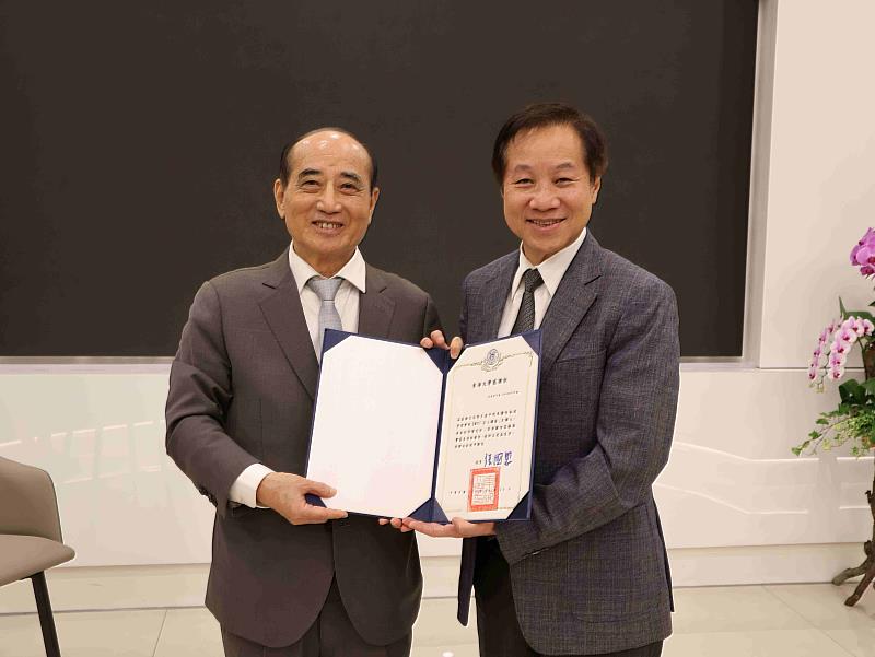 東海校長張國恩(右)聘任王金平為管理學院講座教授。