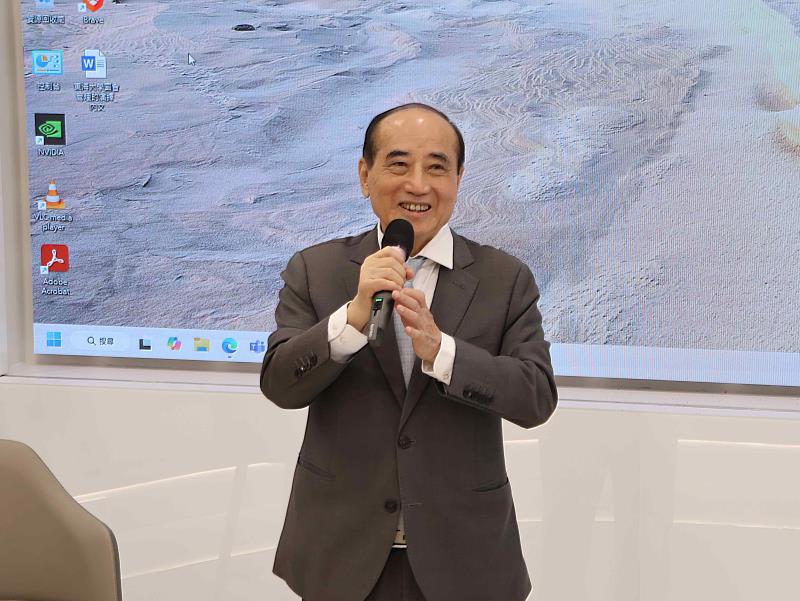王金平年輕時曾任教於彰化進德中學，啟蒙了潤泰集團總裁的尹衍樑，也因此寫下台灣教育界廣為傳頌的「數學老師教出企業家」傳奇。