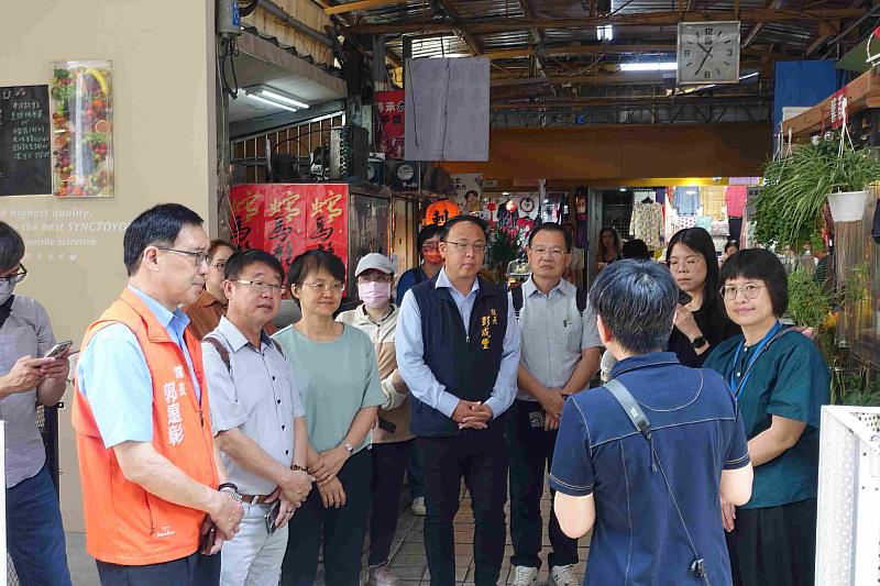 古主委與在場出席貴賓共下觀摩新富町文化市場、東三水街市場之轉型經驗