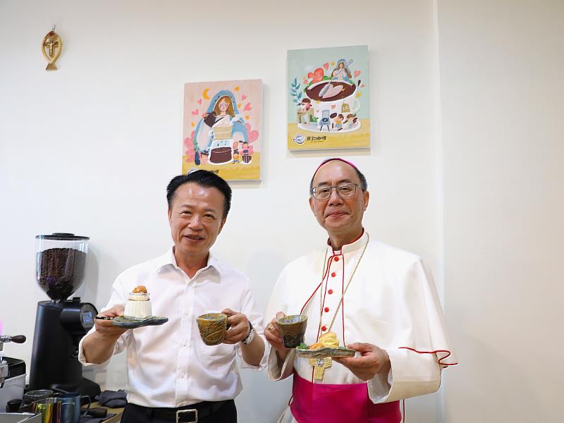 天主教嘉義教區主教浦英雄(右)、嘉義縣長翁章梁(左)