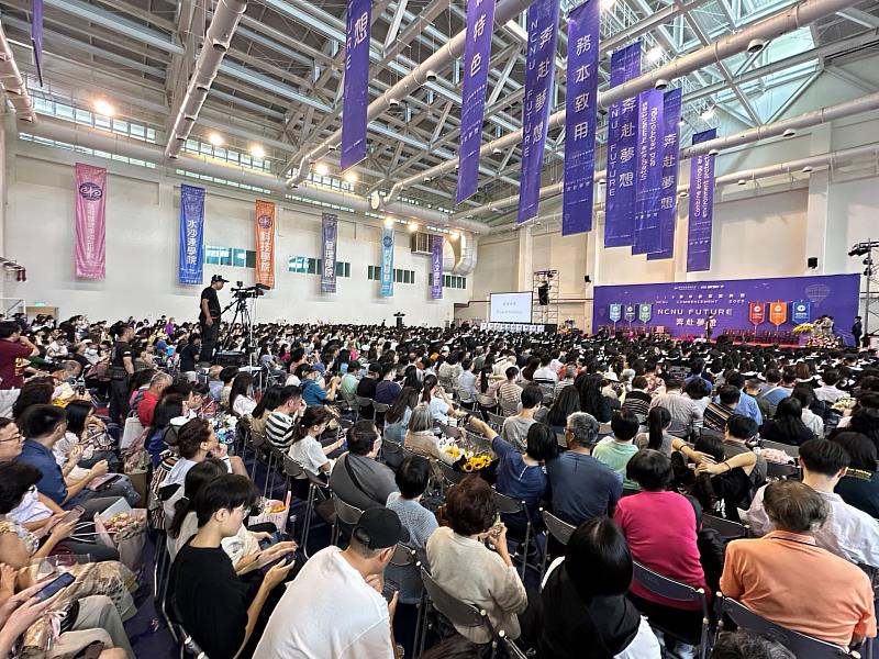 開場由吉他社、許陳音樂、Fun音社與熱音社等學生社團輪番演出,從溫柔自彈自唱到動感十足的搖滾表演,為典禮注入青春活力。