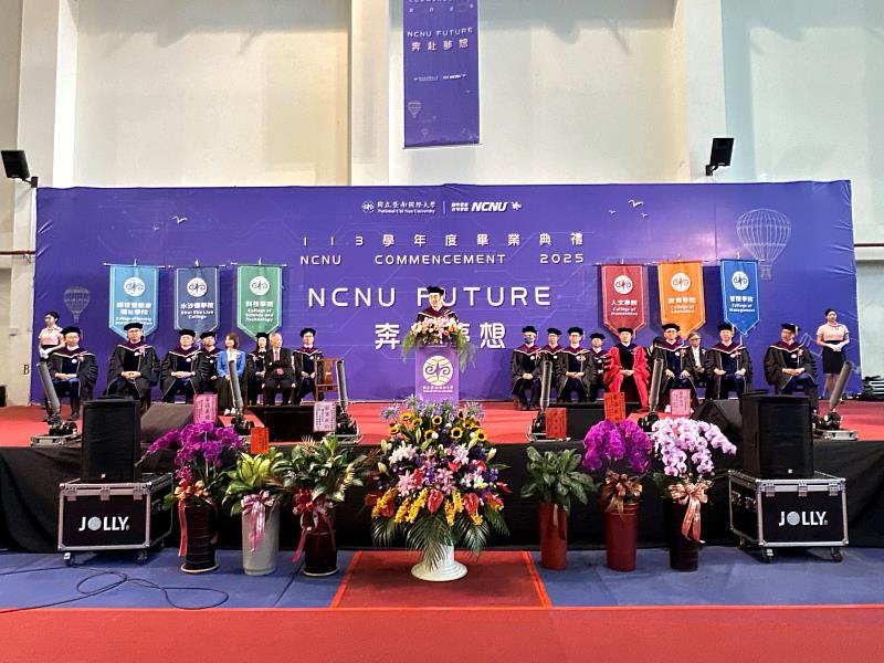 武校長勉勵畢業生帶著夢想與同理心,勇敢面對快速變動的世界,成為能夠用溫暖與創新照亮世界的提燈人。