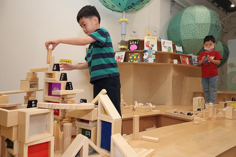國家兒童未來館願景館即日啟用，邀請大小朋友在「秘密基地」中盡情玩樂、發想各種創意，快樂玩耍交朋友。