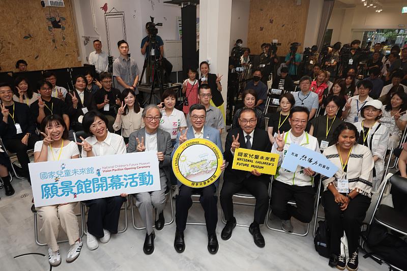 (前排左起)立委張雅琳及蘇巧慧、文化部長李遠、行政院長卓榮泰、新北市長侯友宜、立委張宏陸、美國華盛頓國家兒童博物館顧問潔西卡・哈維(Jessica Harvey),以及日本東京玩具美術館部長石井今日子(次排右4)及美國波士頓兒童博物館研究與評估經理李樂樺(次排右2)等人,共同宣布「國家兒童未來館」願景館正式啟用。