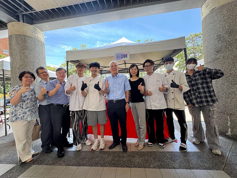 冰火波蘿包攤位，學生展現創意與實作成果