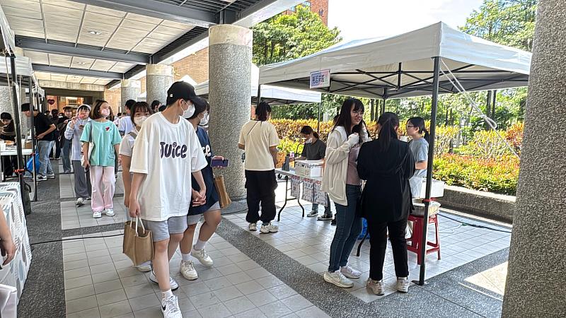 活動現場人潮踴躍，吸引大批師生前來參觀與選購