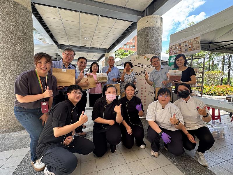 中臺科大汪幹雄董事長偕校內師長蒞臨一日創業家活動攤位