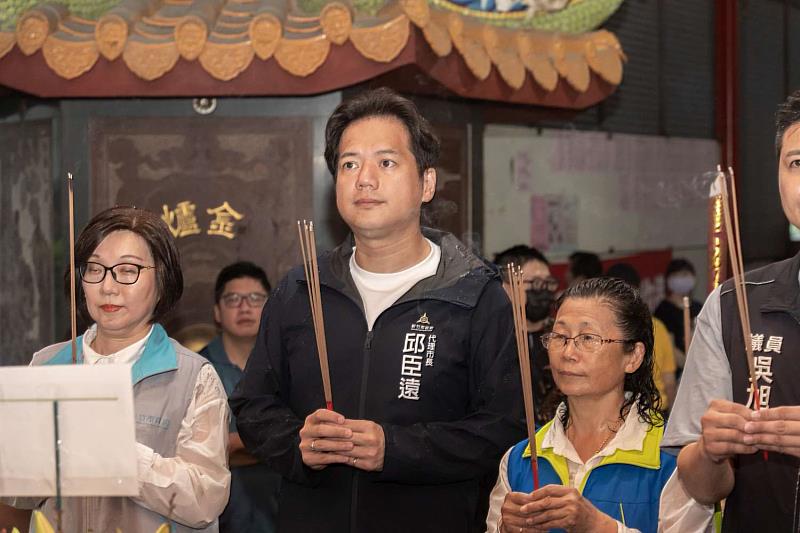 代理市長邱臣遠於福德宮上香祈福,活動圓滿順利