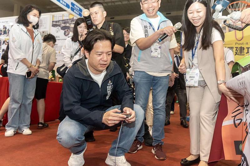 代理市長邱臣遠前往各攤位了解與關心