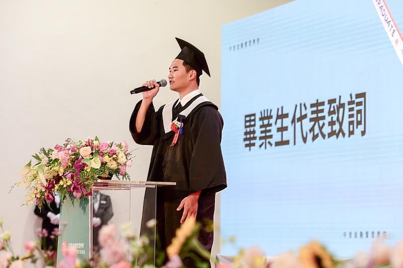 畢業生代表潘威廷,過去曾是中金院棒球隊的一員,除了熱愛的棒球外,更專注於課業與證照考試,將進入中金院金融管理研究所繼續精進自身專業能力。(圖/中信金融管理學院提供)