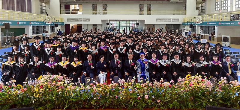 中信金融管理學院舉行大學部暨碩士班畢業典禮，董事、師長與全體畢業生大合照。（圖/中信金融管理學院提供）
