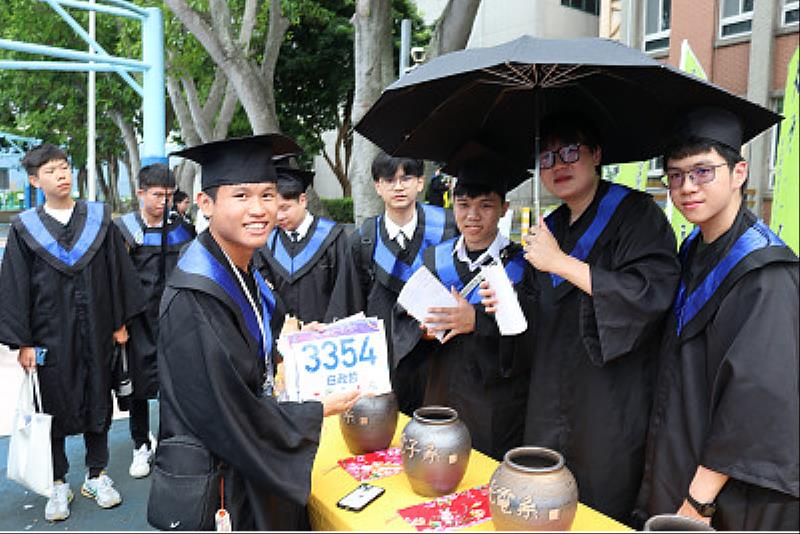 轉甕祈福典禮-畢業生將大學四年珍貴回憶封存