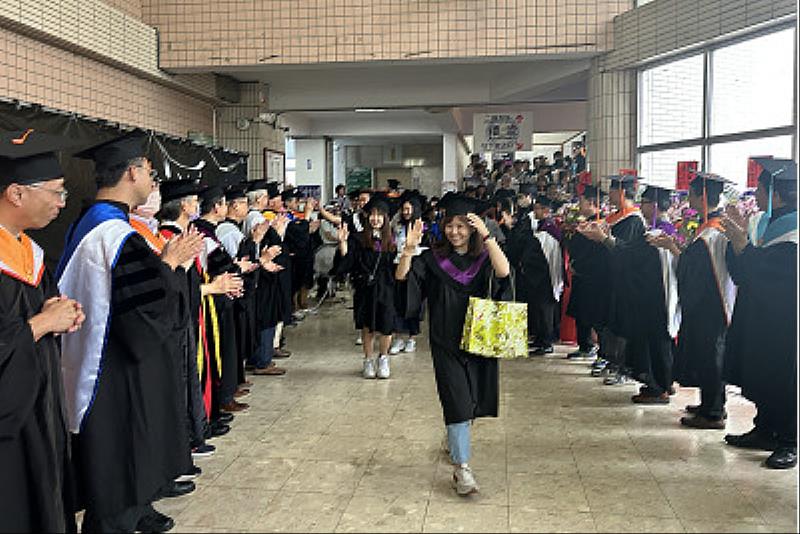 畢業典禮最終,師長夾道歡送畢業生及家長