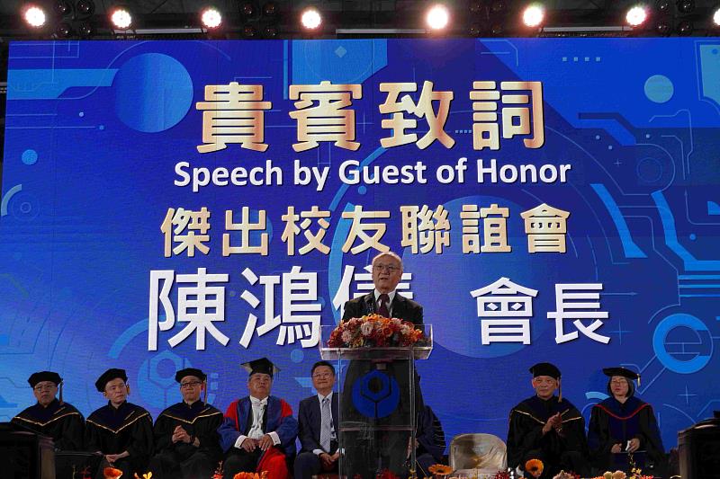 臺科大傑出校友聯誼會會長陳鴻儀提醒畢業生在追夢的路上，別忘了珍惜健康、快樂與善良。