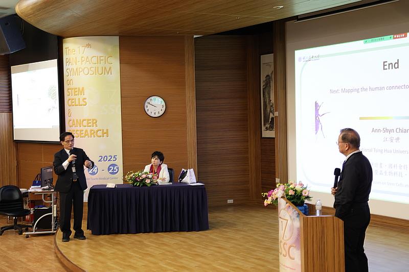 台灣神經及細胞專家、花蓮慈院林欣榮院長(左一)與中央研究院腦科學專家江安世院士於演講後對談交流。(攝影/陳安俞)