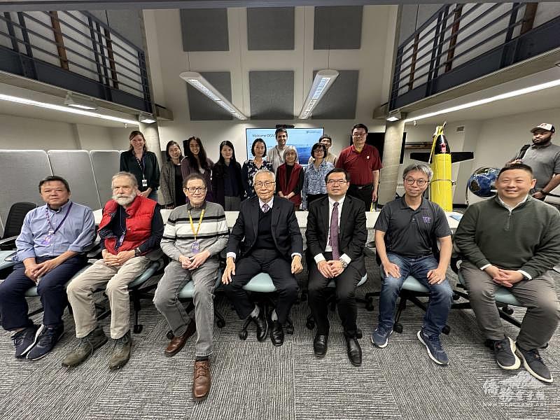 華盛頓大學臺灣教職員工協會（UWTFSA）成員與僑務委員會副委員長張良民合影