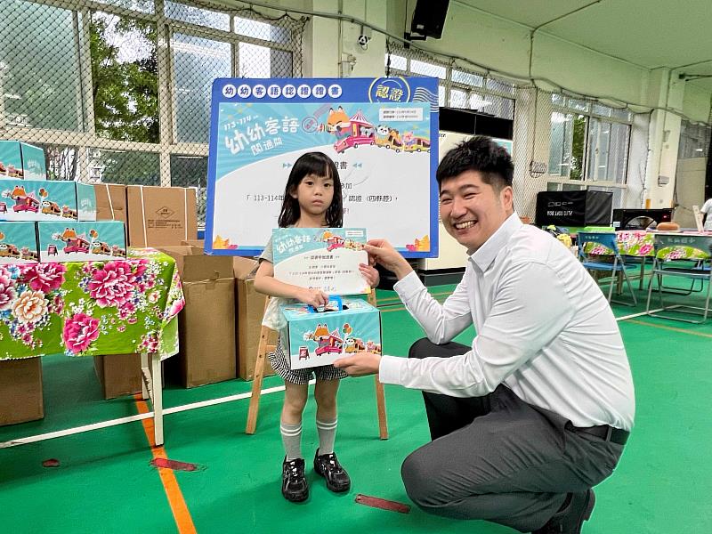 邱副主委頒發認證參加證書給參與認證的小朋友