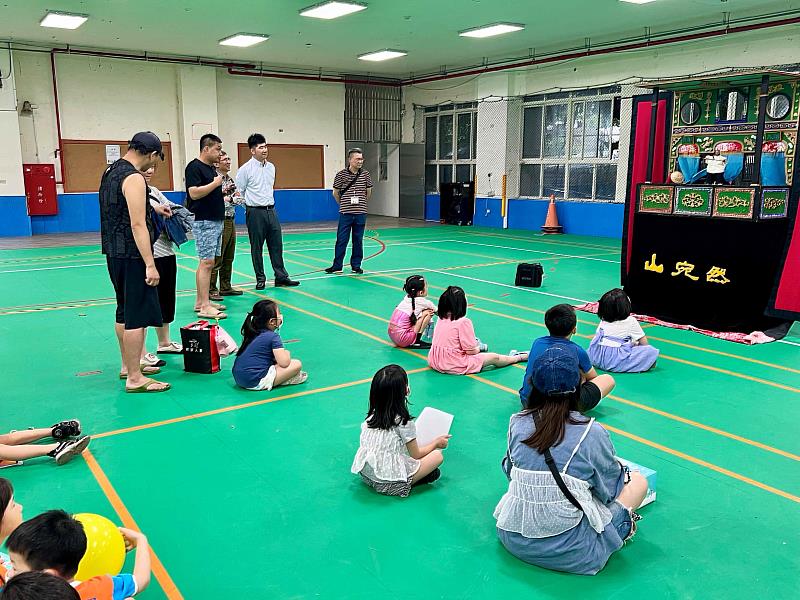 邱副主委與小朋友共同觀賞「山宛然客家布袋戲團」演出