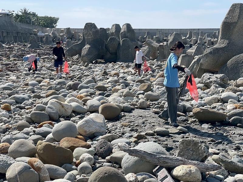 臺東環保局攜手水環境巡守隊富岡淨灘 守護蔚藍海岸