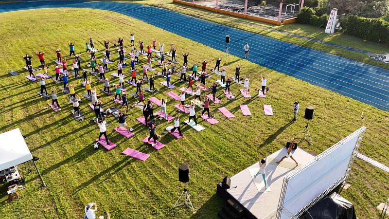 臺東百人晨曦瑜珈!「東海岸長濱liao天室」 太平洋展開療癒之晨