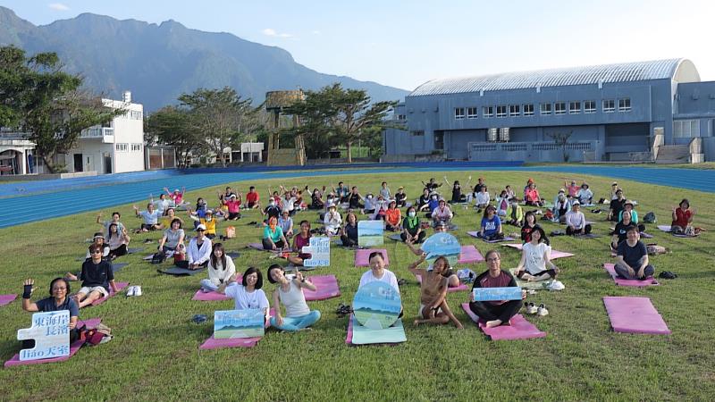 臺東百人晨曦瑜珈!「東海岸長濱liao天室」 太平洋展開療癒之晨