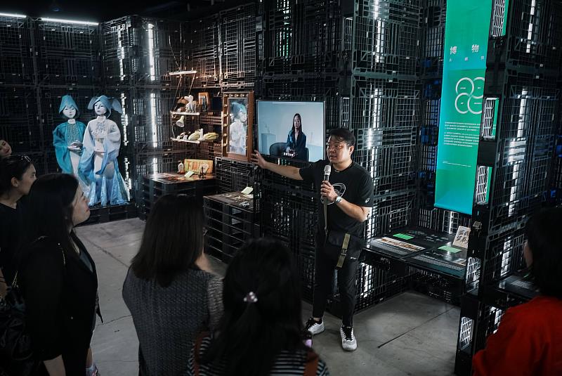 正修科技大學文物修護研究中心副教授吳漢鐘介紹文化資產修復永續理念。