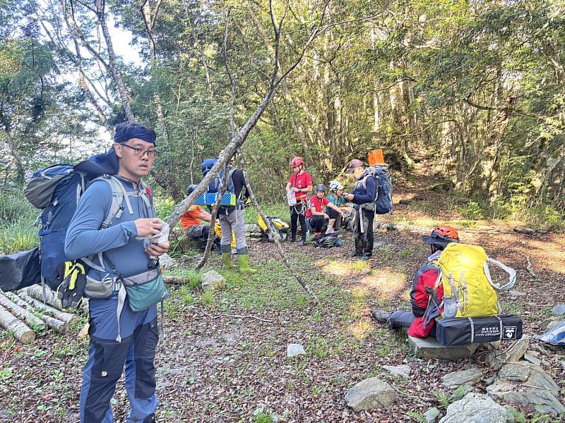 北絲鬮溪外籍人士溪降意外 台東消防救難人員今日順利吊掛傷者送醫