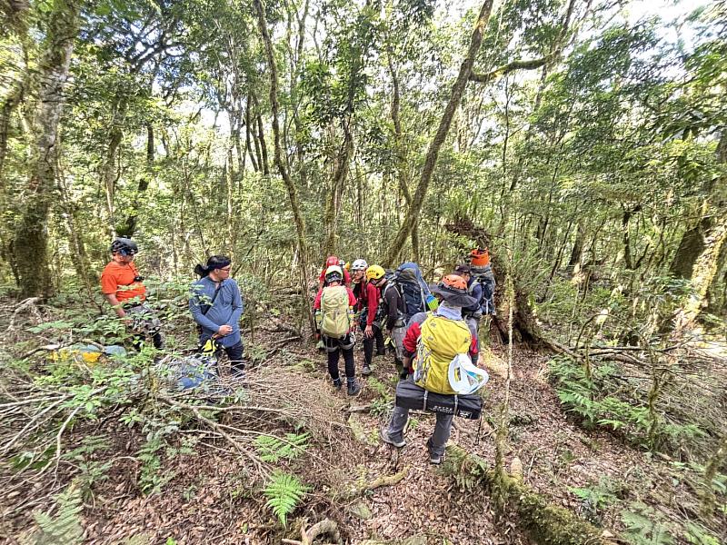 北絲鬮溪外籍人士溪降意外 台東消防救難人員今日順利吊掛傷者送醫