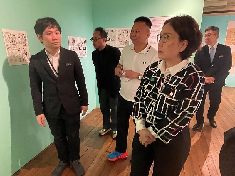 文化部次長王時思（右）參觀展區，由策展人新美琢真導覽（左）（駐日臺灣文化中心提供）
