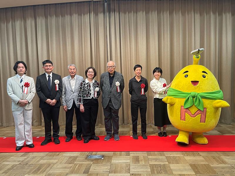 文化部次長王時思（左4）、手塚製作公司董事長松谷孝征（左3）、國家漫畫博物館籌備處代理主任陳登欽（左2）、京都國際漫畫博物館館長荒俁宏（右4）、慢工出版總編黃珮珊（右3）、臺灣漫畫家高妍（右2）、日本漫畫家川勝德重（左1）、京都國際漫畫博物館吉祥物Mamyu（右1）合影（駐日臺灣文化中心提供）