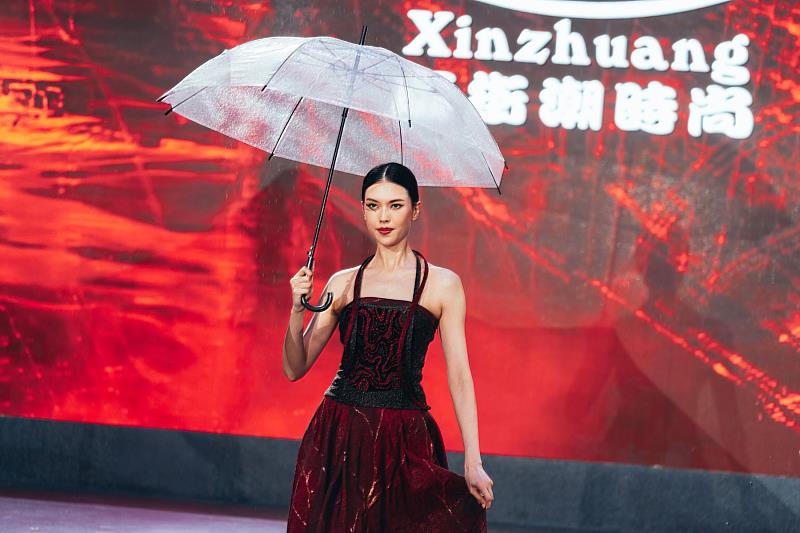 知名設計師潘怡良以新莊廟宇文化為靈感,打造40套融合傳統圖騰與當代設計語彙的創新服飾,並由伊林模特兒演繹展示。