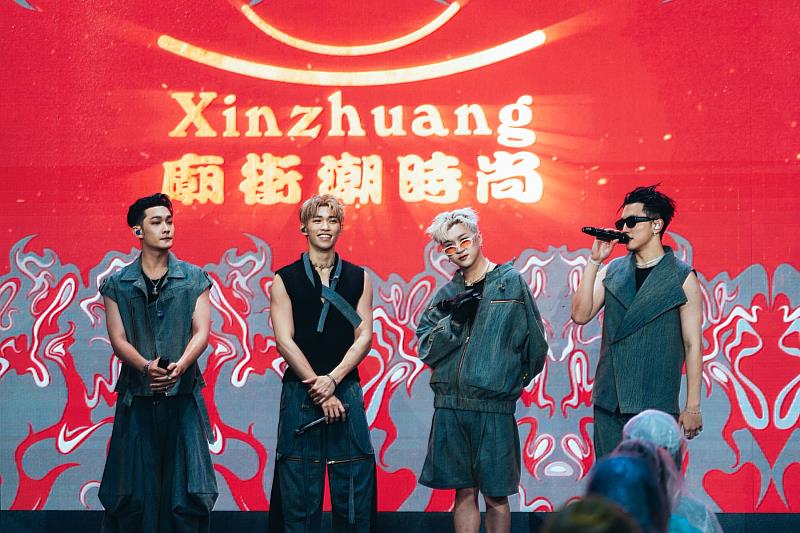 人氣男子團體 U:NUS 壓軸登場,身穿新穎的廟街時尚服飾演出。