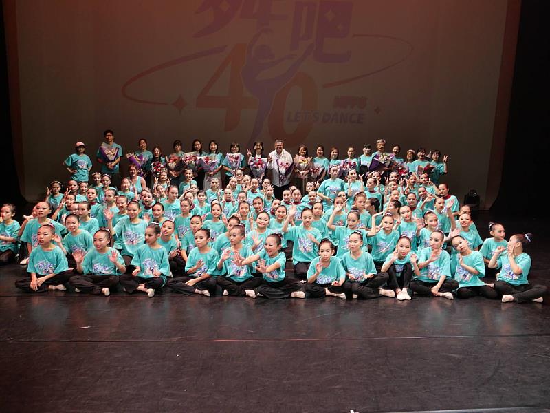 新竹市民富國小慶祝舞蹈班成立40週年，日前舉辦「舞吧 40」舞展，呈現融合傳統與現代的精采舞蹈饗宴。