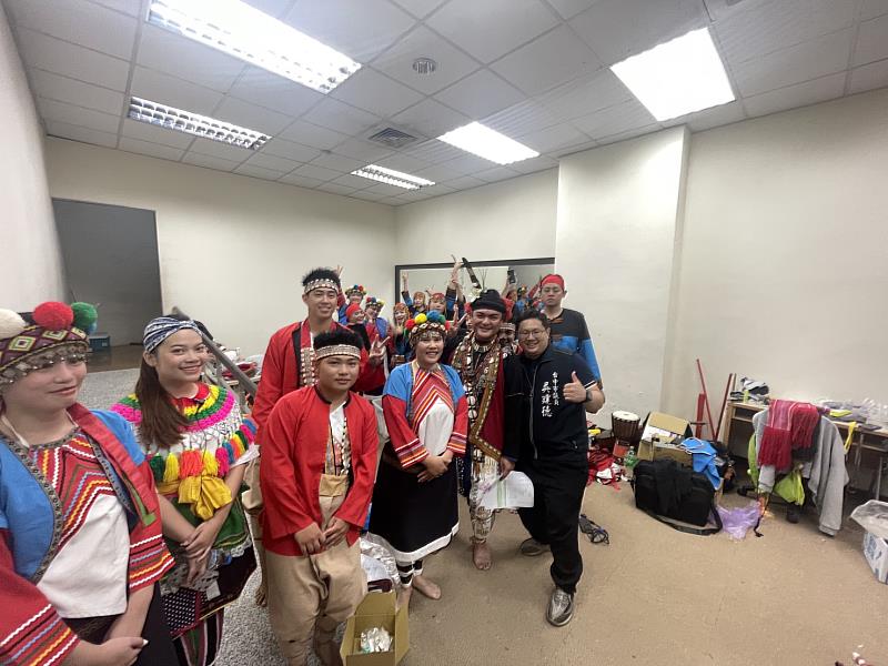臺中市議員吳建德為表演團加油