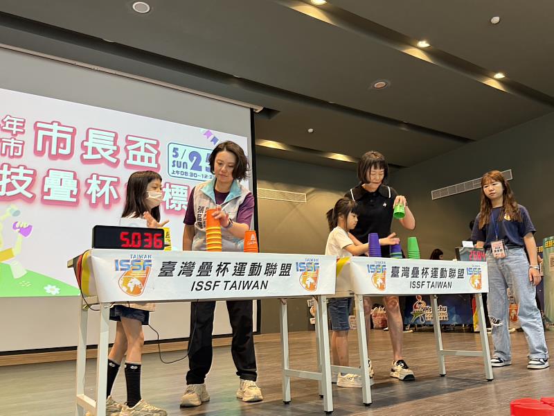張品珊副處長、水源國小陳桂里校長與民眾互動挑戰疊杯比賽