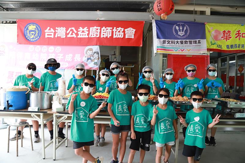 ▲「長愛家園育幼院」孩子們於本屆圓夢計畫中提出夢想行動，由14位學習烹飪才藝的孩子們組成最萌主廚團隊，以行動回饋社會，邀請近半百人溫馨共餐提前歡慶端午。