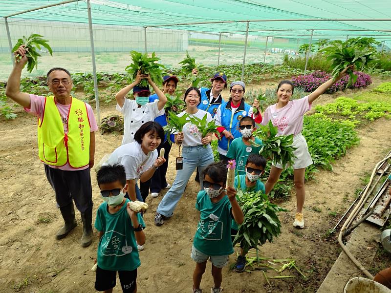 ▲「華和溫馨公益農園」無償提供場地與烹飪設備,並精心安排菜園導覽,帶領孩子們走進土地、親近食材,從栽種、採收到料理,讓孩子們從產地到餐桌都能深度參與。