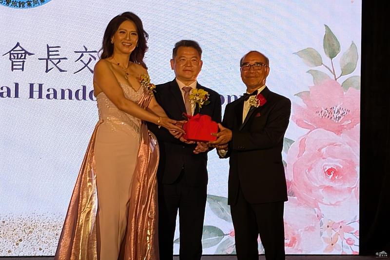 在洛杉磯辦事處處長紀欽耀監(中)交下,滿任會長張郁芬(左)將印信交予新任會長劉明岳(右)