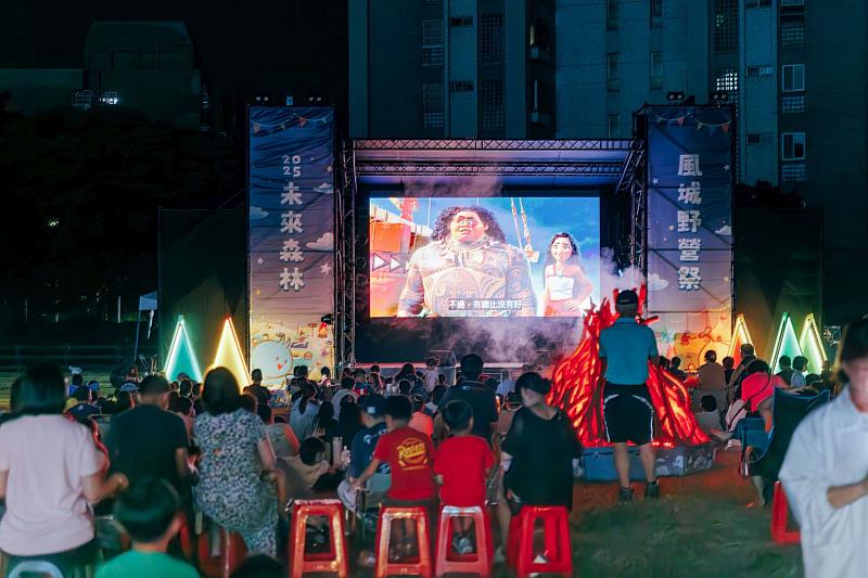 「星空電影院」露天電影放映。