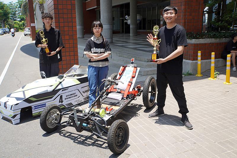 大葉大學設計系車隊隊長陳彥臣(右)與夥伴開心展示獎盃