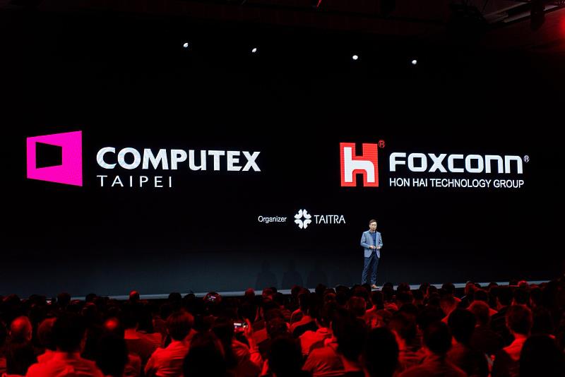 外貿協會董事長黃志芳於COMPUTEX Keynote 鴻海場次發表引言(貿協提供)
