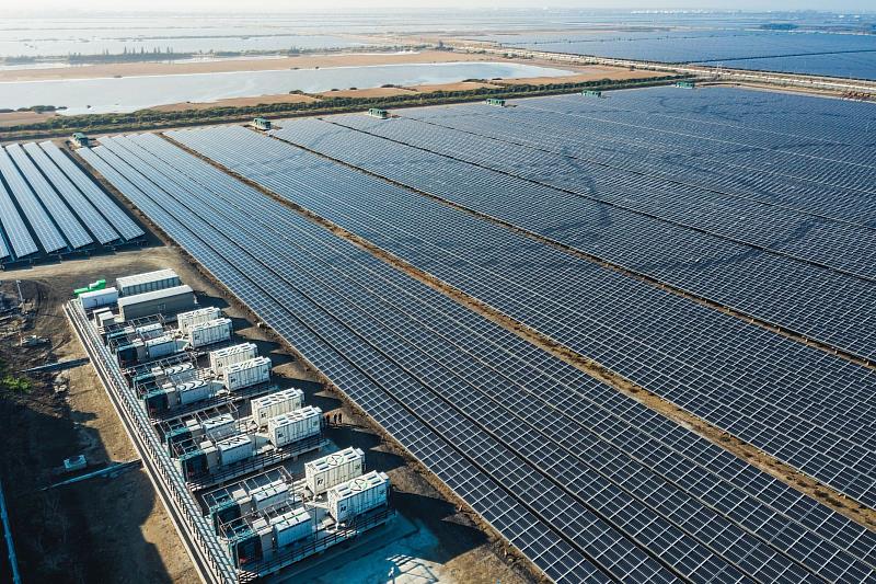 RE30電力商品預計釋出台電自建案場5億度綠電，並搭配市電共計約16.6億度，將於6月1日起至12月31日販售。圖為台電台南鹽田光電場。