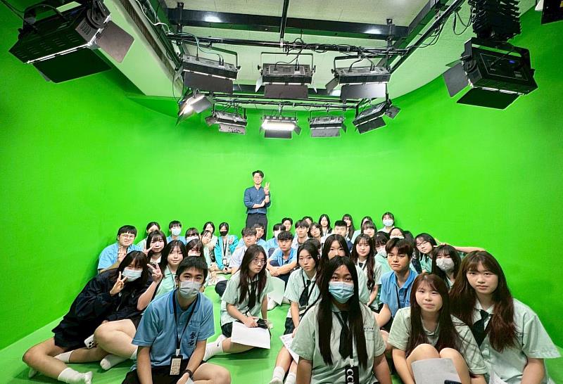 三立電視台主播鄧崴與磐石高中學生在中國文化大學攝影棚合影，親切互動，留下難忘的傳播體驗回憶。
