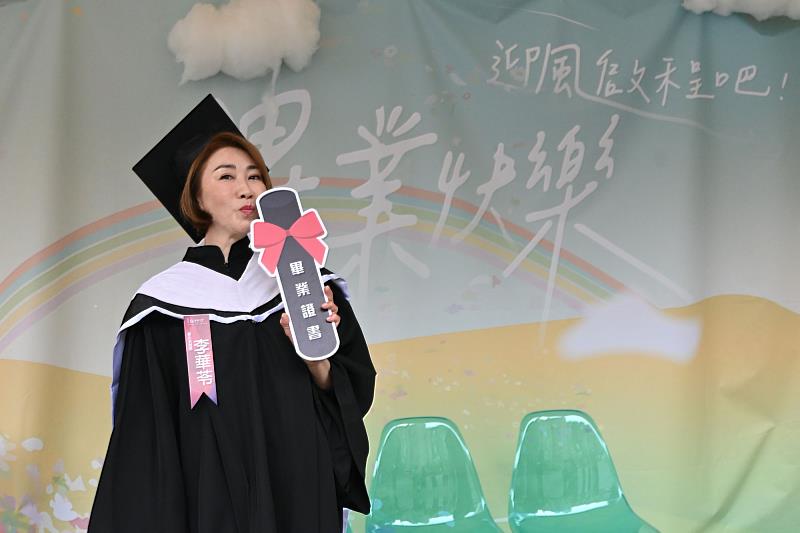 實力派歌手李翊君出席世新大學113學年度畢業典禮，身穿學士服笑容燦爛，完成兒時夢想，獲頒「傑出表現獎」。（世新大學提供）