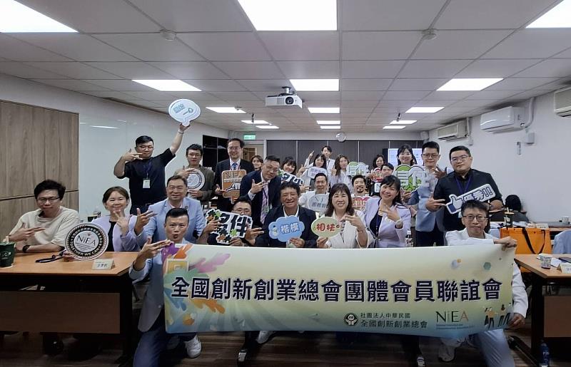 活動圓滿成功,與周青麟楷模(第一排中間)大合照