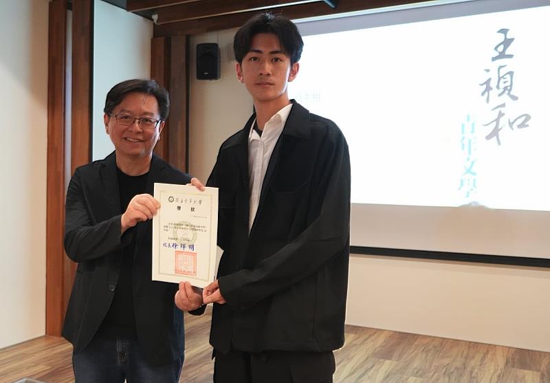 「王禎和青年文學獎助學金」高中組獲獎助人：善喜.歐海同學。